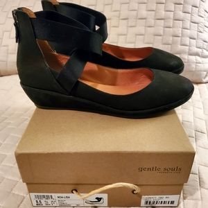 Kenneth Cole black suede women 8.5 pumps